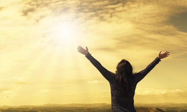 MANOS LEVANTADAS AL ORAR