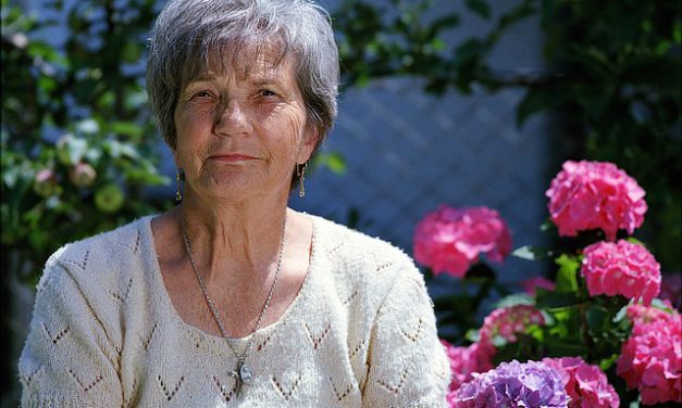 LECCIONES DE UNA ANCIANA Y LAS FLORES